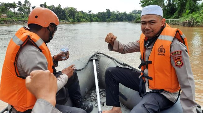 Proses pencarian santri yang hanyut di Sungai Ogan (dok. Polsek)