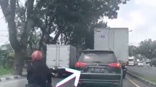 Detik-detik ban Pajero Sport meledak saat ingin menyalip truk (TikTok)