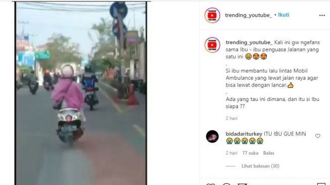 Ibu-ibu naik matik menolong ambulans. (Instagram/@trending_youtube_)