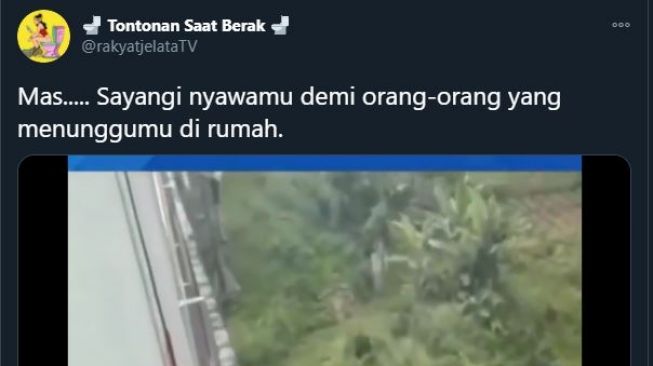 Video seseorang nyaris tertabrak kereta api. (Twitter/@rakyatjelatatv)