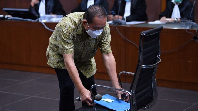 Terpidana kasus cessie Bank Bali Joko Tjandra menjalani sidang dakwaan dalam perkara dugaan suap kepada jaksa dan perwira tinggi Polri serta pemufakatan jahat di Pengadilan Tipikor, Jakarta, Senin (2/11/2020).  [ANTARA FOTO/Sigid Kurniawan]