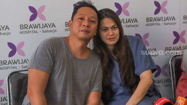 Ringgo Agus Rahman dan istrinya, Sabai Dieter Morscheck saat menggelar konferensi pers terkait persalinan anak keduanya di Rs. Brawijaya Saharjo, Tebet, Jakarta Selatan, Senin (2/11). [Suara.com/Alfian Winanto]