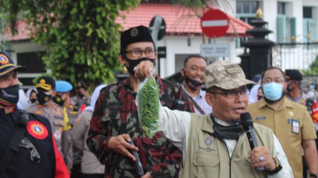 Aksi Bela Nabi di Malang, Kecam Presiden Prancis Dengan Nyemil 'Macaroni'