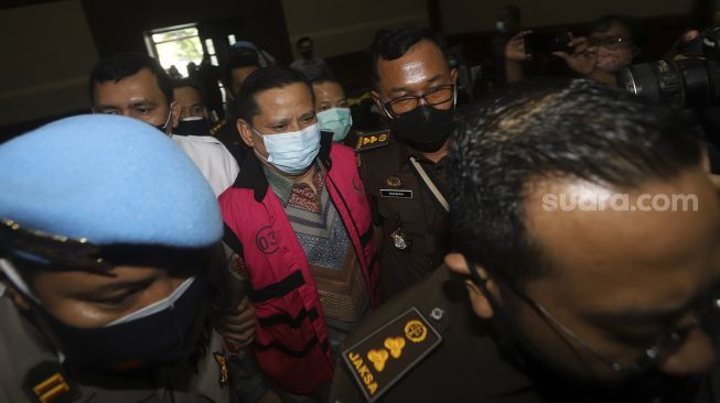 Terdakwa kasus suap penghapusan red notice Djoko Tjandra, Irjen Pol Napoleon Bonaparte (tengah) tiba untuk menjalani sidang dakwaan di Pengadilan Tipikor, Jakarta, Senin (2/11/2020). [Suara.com/Angga Budhiyanto]