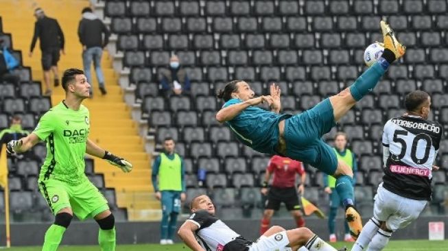 salto Zlatan Ibrahimovic membawa AC Milan mengalahkan Udinese 2-1. (ANDREAS SOLARO / AFP)