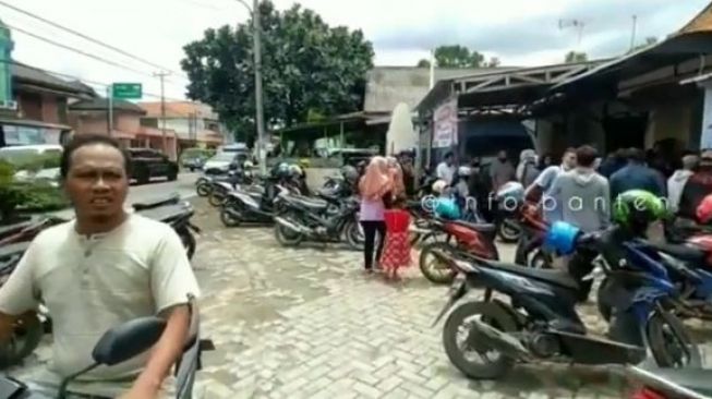 Viral Keramaian Warga di Disperdaginkopum Serang, Publik: Tak Tepat Sasaran