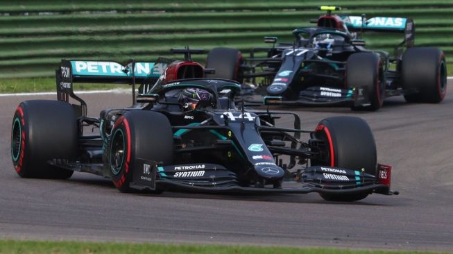 Pebalap Mercedes, Lewis Hamilton mengaspal di GP Emilia Romagna di Sirkuit Autodromo Enzo e Dino Ferrari, Imola, Italia, Minggu (1/11/2020) malam WIB. [Davide Gennari / POOL / AFP]