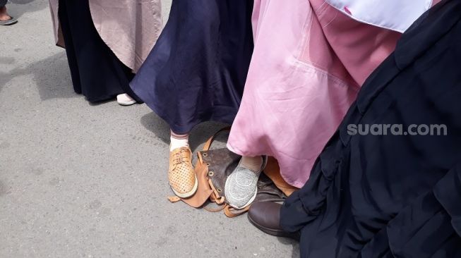 Ikut Aksi Bela Nabi, Emak-emak Buang dan Injak Tas Produk Prancis