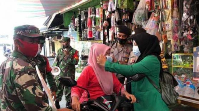 Kampanye Hidup Bersih Mahasiswa KKN K286 Bagi Masker Gratis