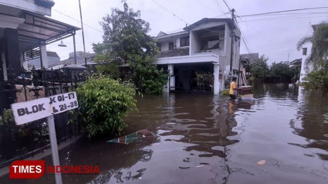Warga Gempol Citra Asri Gempol Terisolir Banjir