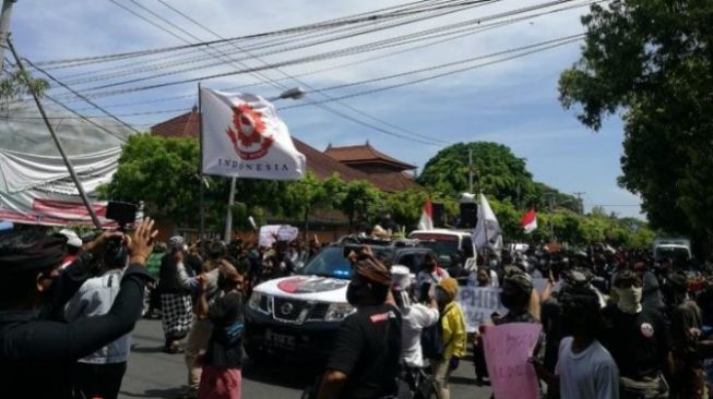 Ribuan massa geruduk kantor DPD Bali, Selasa (3/11/2020). (dok.Beritabali.com)