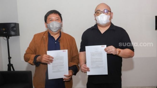 CEO PT Media Musik Proaktif Agi Sugiyanto dan CEO PT Arkadia Digital Media Tbk William Martaputra usai penandatanganan dokumen kesepakatan kerja sama. [Suara.com/Alfian Winanto]