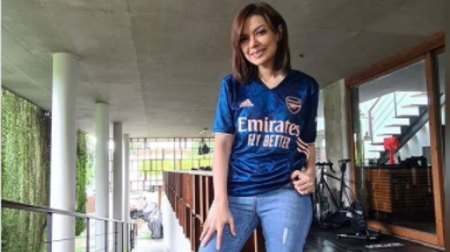 Tampil Cantik Pakai Jersey Arsenal Najwa  Shihab  Maaf 