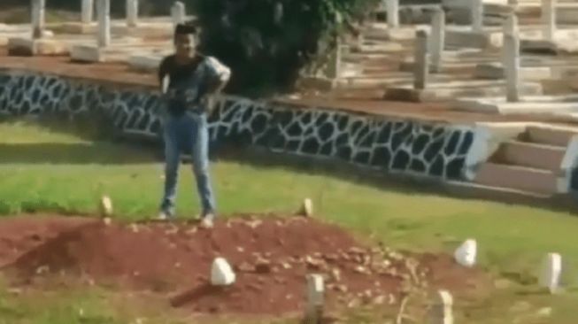 Viral video seorang remaja injak-injak makam pahlawan. (@infolampung)