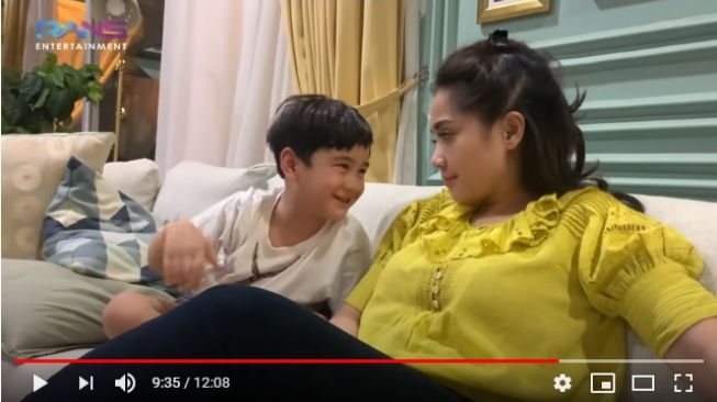 Nagita dan Rafathar berdebat di rumah. - (YouTube/Tans Entertainment)