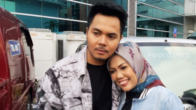 Dewi Perssik Ungkap Status Asli Elly Sugigi dan Aher