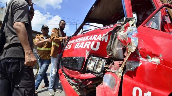 Jalan Ngebut, Mobil Pemadam Kebakaran Tabrakan Beruntun di Pontianak