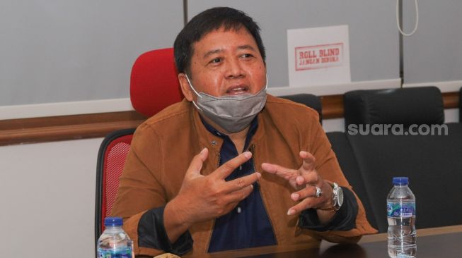 CEO PT Media Musik Proaktif Agi Sugiyanto saat proses penandatangan kerja sama program pencarian penyanyi berbakat dengan PT Arkadia Digital Media di Kantor Suara.com, Jakarta Selatan, Selasa (3/11). [Suara.com/Alfian Winanto]