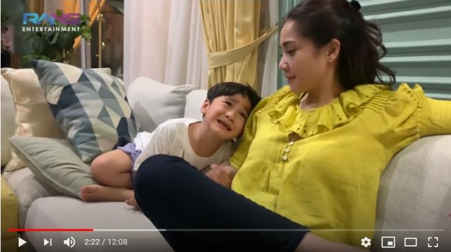 Nagita dan Rafathar berdebat di rumah. - (YouTube/Tans Entertainment)