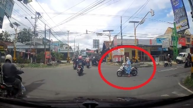 Emak-emak Raja Jalanan, Nekat Terobos Lampu Merah Tanpa Gunakan Helm