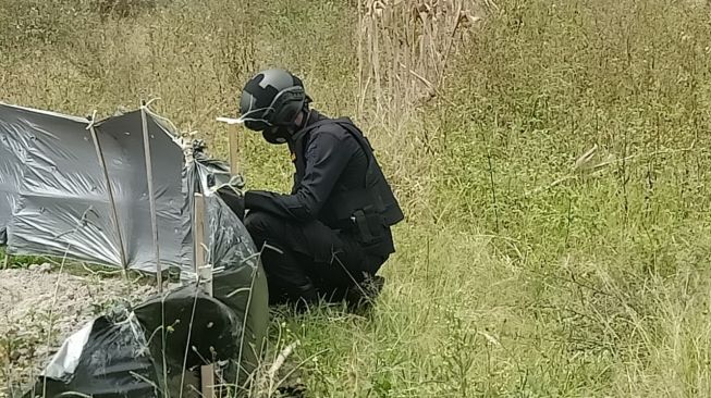 Unit Jibom Detasemen Gegana Sat Brimob Polda Sumut melakukan disposal penemuan mortir. [Foto: Istimewa]