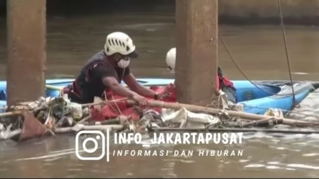 Tersangkut Sampah, Mayat Bayi Tanpa Kepala di Grogol Masih Terlilit Ari-ari