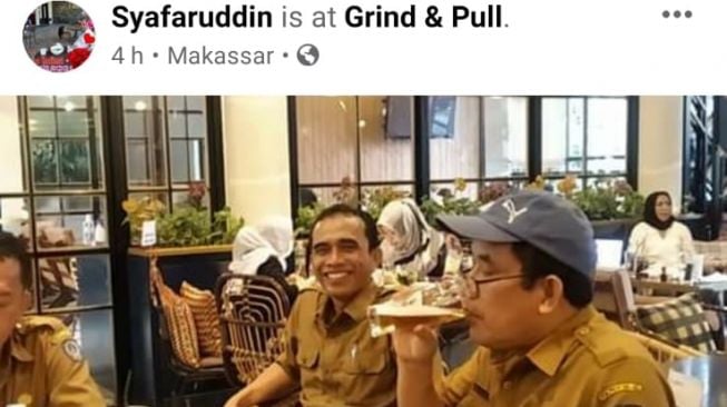 Aparatur Sipil Negara Pemerintah Provinsi Sulawesi Selatan viral di media sosial. Karena minum bir dengan seragam dinas di salah satu kafe di Makassar / [Foto: Istimewa]