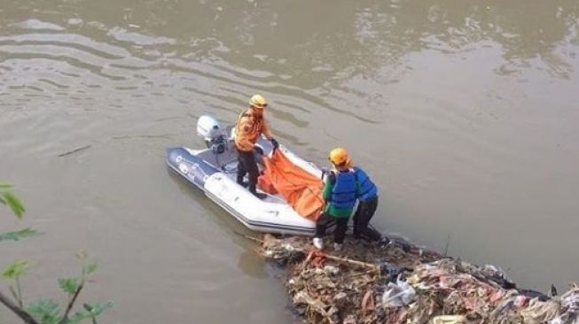 Tim SAR gabungan mengevakuasi jasad pemuda berusia 22 tahun bernama Alwi yang tewas tenggelam di Kali Bekasi, Selasa (3/11/2020). [Instagram@bekasi.terkini]