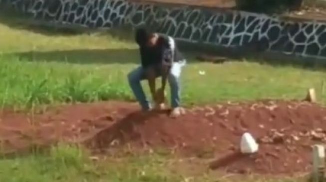 Viral video seorang remaja injak-injak makam pahlawan. (@infolampung)