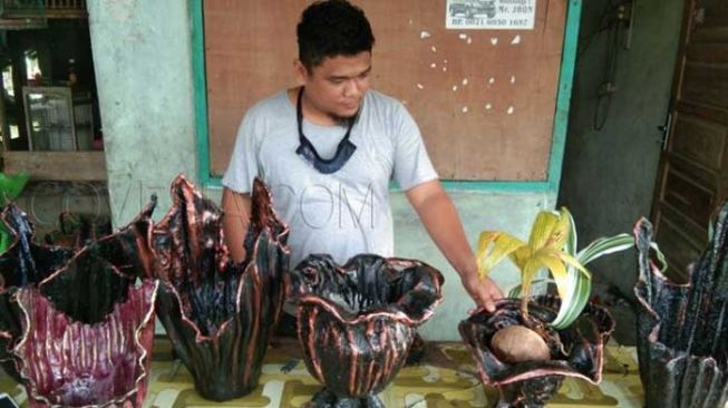 Warga Agam Sumbar Bikin Pot Tanaman Hias dari Pakaian Bekas