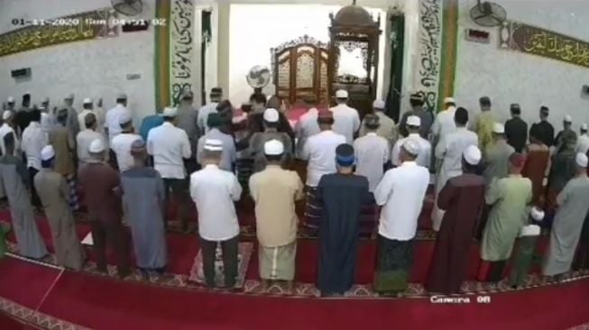 Seorang lelaki tak pakai baju menyerang imam masjid di Masjid Al Khairallah, Kelurahan Sungai Lulut, Kecamatan Sungai Tabuk, Kabupaten Banjar. (Kanalkalimantan)