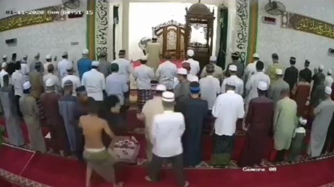 Seorang Pria Terobos Jamaah Sholat Subuh, Langsung Peluk Imam Masjid