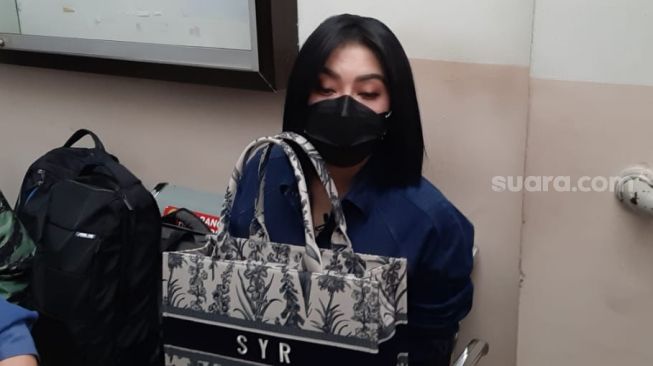 Syahrini hadir menjadi saksi dalam kasus video syur mirip dirinya di Pengadilan Negeri Jakarta Selatan, Rabu (4/11/2020). [Herwanto/Suara.com]