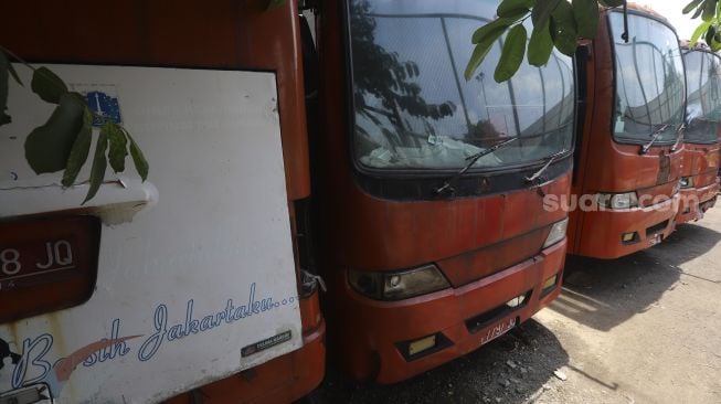 Bangkai kendaraan dinas yang sudah tidak layak pakai berjejer di Kantor Dinas Lingkungan Hidup DKI Jakarta, Kramat Jati, Jakarta, Rabu (4/11/2020). [Suara.com/Angga Budhiyanto]