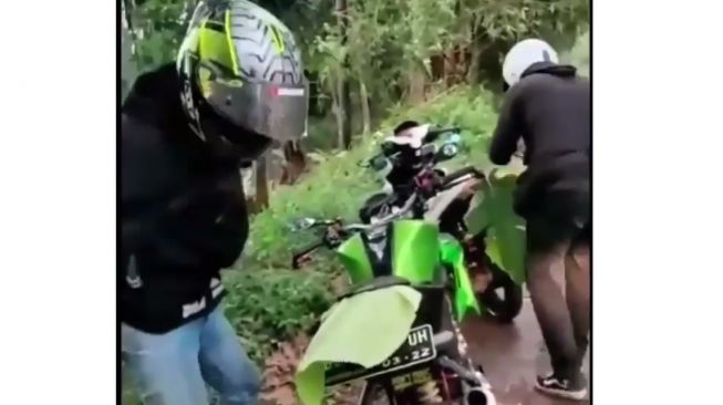 Cara pemotor akali cipratan air hujan saat berkendara (Instagram)