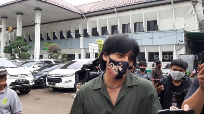 Jefri Nichol hadiri sidang gugatan Rp 4,2 miliar di Pengadilan Negeri Jakarta Selatan, Rabu (4/11/2020) [Suara.com/Herwanto].