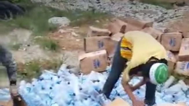 Viral! video yang merekam sejumlah orang tengah membuang-buang dan menginjak-injak produk Danone yang kantornya di Prancis. [Foto: Facebook Muhammad Witdodo]