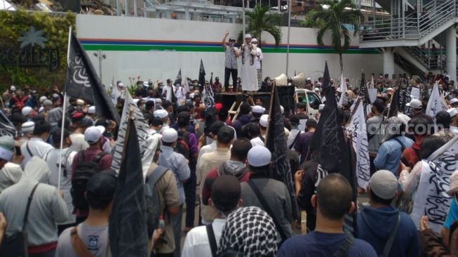 Massa yang mengatasnamakan Aliansi Ormas Muslim Indonesia melakukan aksi unjuk rasa di depan Kedubes Prancis, Jakarta Pusat, Rabu (4/11/2020). [Suara.com/Bagaskara Isdiansyah]