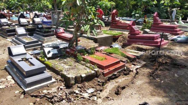 Sejumlah makam amblas karena hujan deras yang terjadi beberapa hari terakhir di Pedukuhan Mlandangan, Kalurahan Minomartani, Kapanewon Ngagklik, Kabupaten Sleman, Rabu (4/11/2020). - (SuaraJogja.id/Muhammad Ilham Baktora)