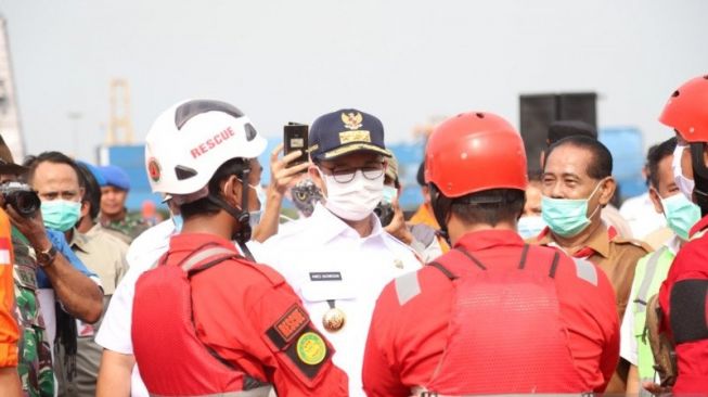 Gubernur DKI Jakarta Anies Baswedan (tengah) bersama tim kesiapsiagaan banjir DKI Jakarta. [Ist]