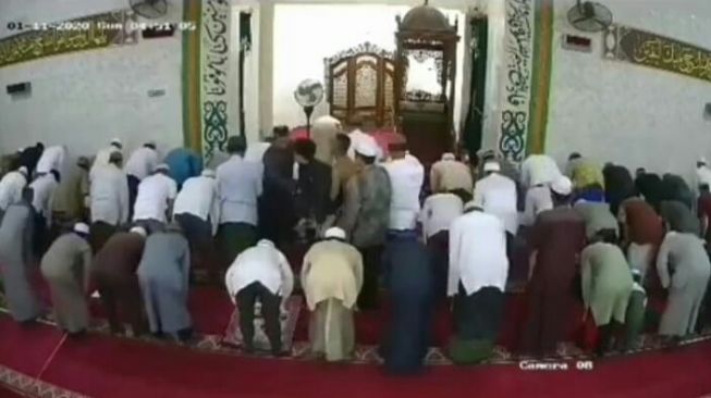 Lagi Pimpin Salat Subuh Berjemaah, Tiba-tiba Imam Masjid Ini Dipeluk Pria