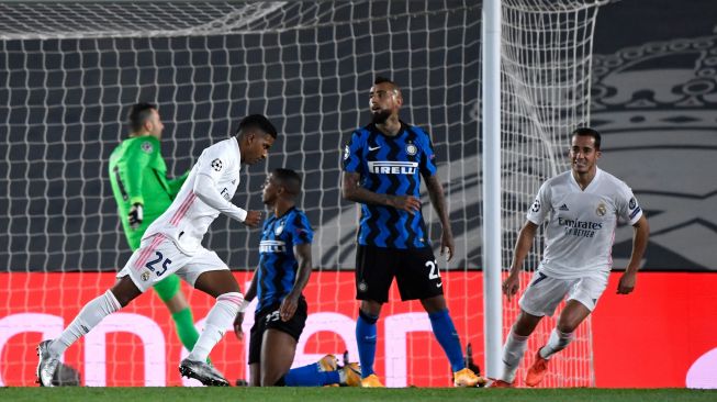 Penyerang Real Madrid, Rodrygo (kiri), mencetak gol ke gawang Inter Milan selama pertandingan sepak bola grup B Liga Champions antara Real Madrid melawan Inter Milan di Stadion Alfredo di Stefano, Valdebebas, Madrid, Rabu (4/11) dini hari WIB. [PIERRE-PHILIPPE MARCOU / AFP]