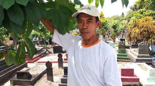 Penjaga Makam Minomartani, Tugino, ditemui wartawan di TPU Minomartani, Kapanewon Ngaglik, Sleman, Rabu (4/11/2020). - (SuaraJogja.id/Muhammad Ilham Baktora)