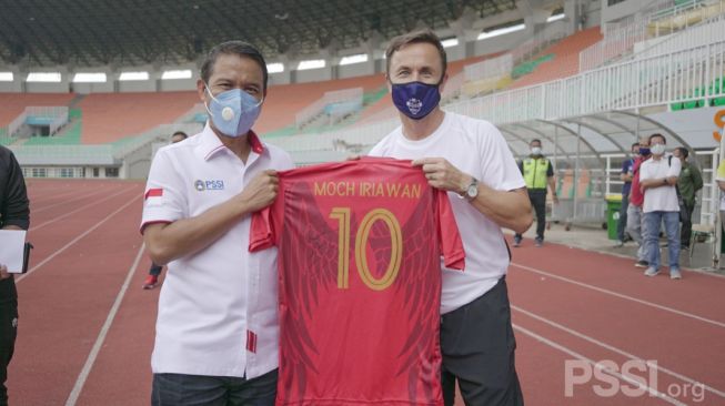 Plt Sekjen PSSI, Yunus Nusi (kiri) bersama Direktur Olahraga Garuda Select, Denise Wise usai menutup proses seleksi pemain Garuda Select Jilid III. (dok. PSSI)