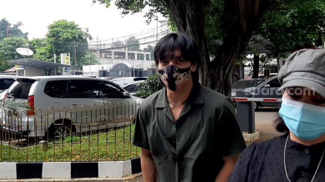 Jefri Nichol hadiri sidang gugatan Rp 4,2 miliar di Pengadilan Negeri Jakarta Selatan, Rabu (4/11/2020) [Suara.com/Herwanto].