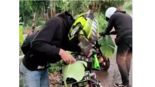 Musim Hujan Tiba, Pemotor Ini Punya Cara Unik Atasi Cipratan Air Hujan