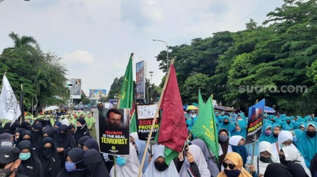 Forum Persaudaraan Umat Islam Banten (FPUIB) menggelar aksi unjuk rasa mengecam pernyataan Presiden Perancis Emmanuel Macron terkait karikatur Nabi Muhammad SAW di depan kantor Pendopo Bupati Serang, Rabu (4/11/2020) siang. [Suara.com/Yandhi]