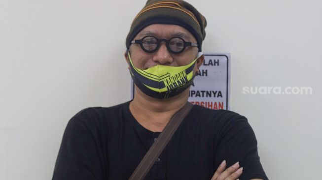 Dik Doank berpose untuk difoto saat ditemui usai sidang mediasi kasus sengketa Kandank Jurank Doank di Pengadilan Negeri Tangerang, Banten, Rabu (4/11). [Suara.com/Alfian Winanto]