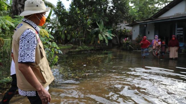 Ganjar Pranowo Tinjau Warga yang Kebanjiran di Kawasan Terisolir