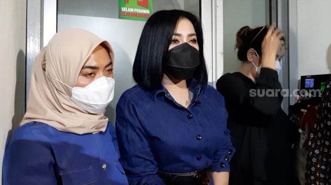 Syahrini (kedua dari kiri) usai jadi saksi di sidang kasus hoaks video porno [Suara.com/Herwanto]